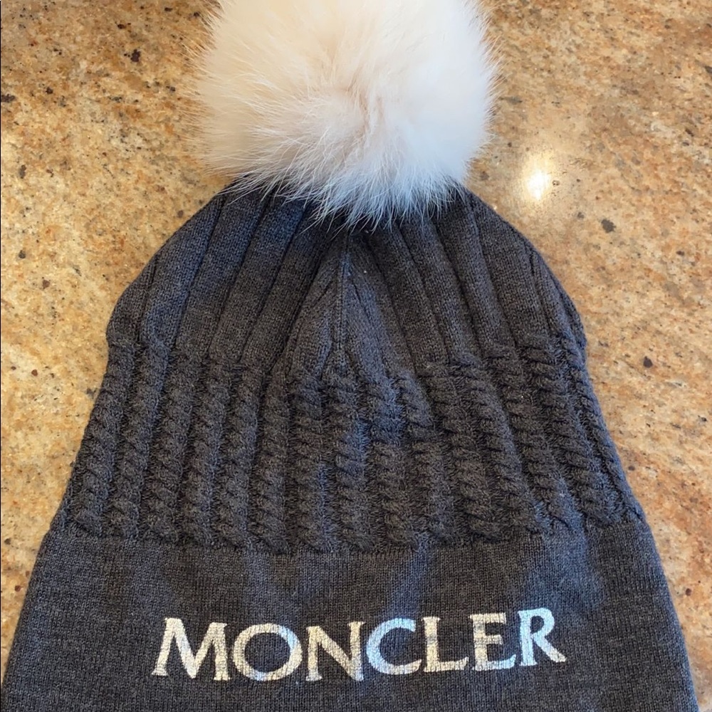 Perfect condition authentic Moncler sweater Pom Pom hat